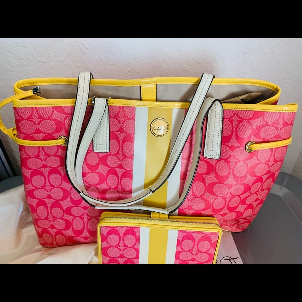 Authentic Coach Handbag/Tote with wallet